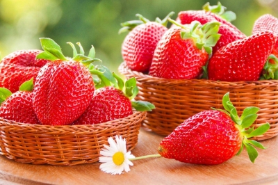 توت فرنگی رتبه اول خطرناک ترین میوه ها
